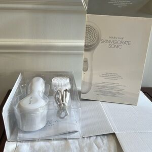 Mary Kay Skinvigorate Sonic facial cleaner